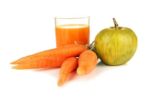 Heap of carrots and green apple, glass of juice, isolated on white — Stock Photo, Image