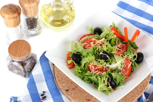 Lichte salade op plaat op servet — Stockfoto