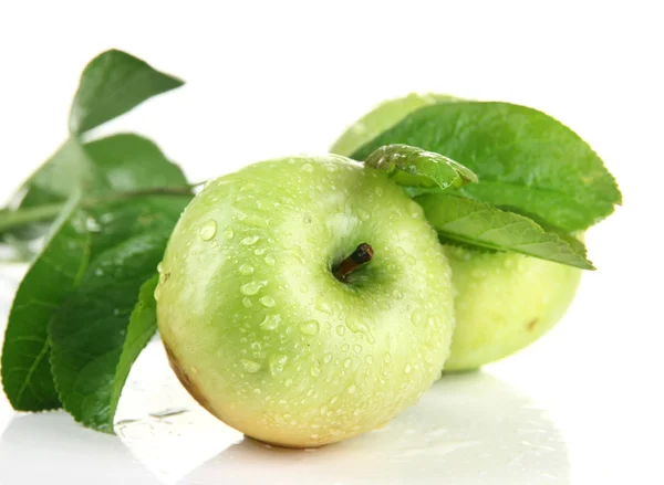 Šťavnatá zelená jablka s listy, izolované na bílém — Stock fotografie