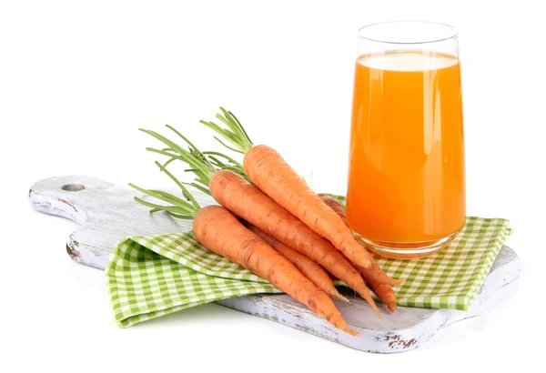 Bicchiere di succo di carota e carote, isolato su bianco — Foto Stock