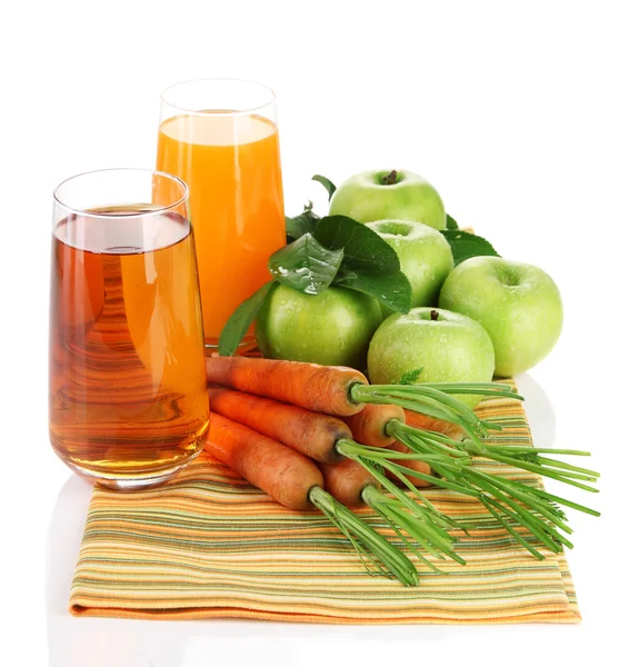 Gläser mit Saft, Äpfeln und Karotten, isoliert auf weiß — Stockfoto