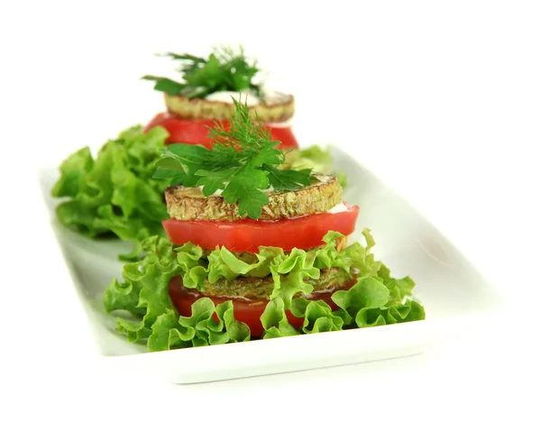 Вкусный жареный костный мозг и томатные ломтики с листьями салата, изолированные на белом — стоковое фото