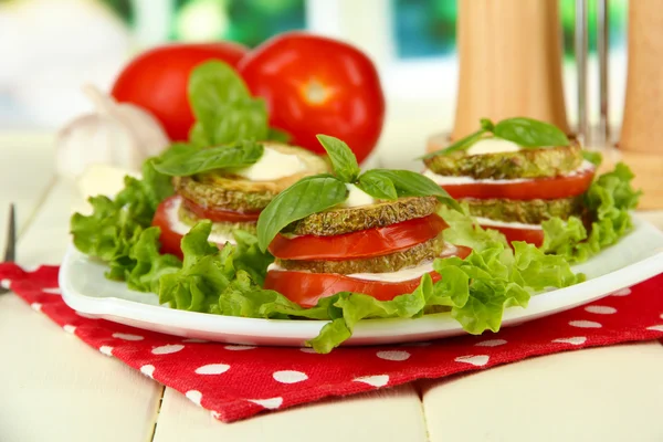 Mármore torrado saboroso e fatias de tomate com folhas de salada, no fundo brilhante — Fotografia de Stock