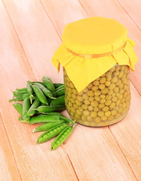 Green peas on wooden background — Stock Photo, Image