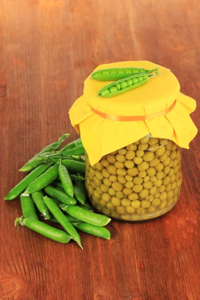 Green peas on wooden background — Stock Photo, Image