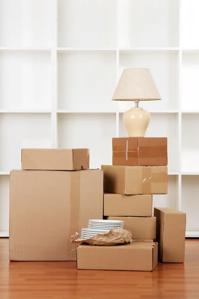 Moving boxes in empty room — Stock Photo, Image