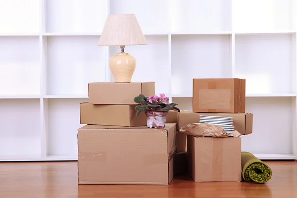 Cajas móviles en habitación vacía — Foto de Stock