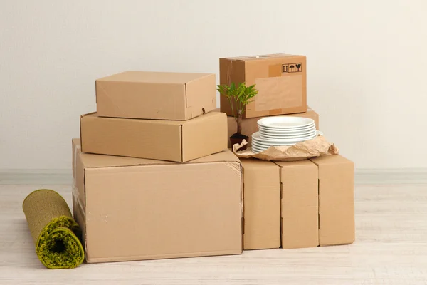 Moving boxes on the floor in empty room — Stock Photo, Image