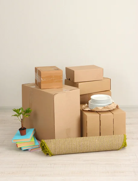 Moving boxes on the floor in empty room — Stock Photo, Image