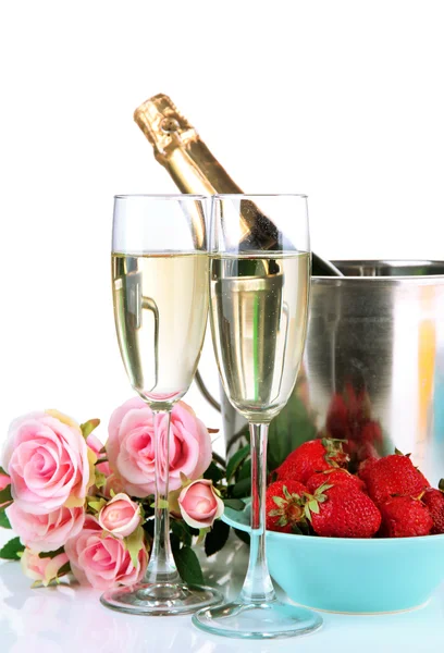 Romantische Stilleven met champagne, aardbei en roze rozen, geïsoleerd op wit — Stockfoto