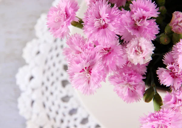 Many small pink cloves in cup close-up — Stock Photo, Image