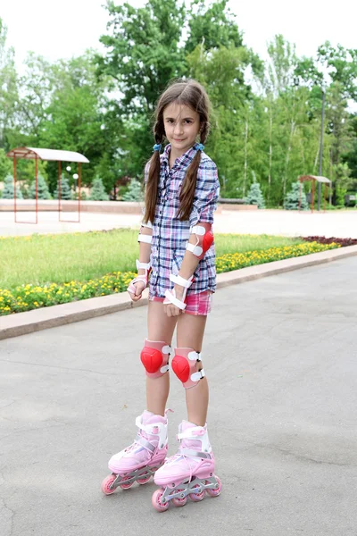 小さな女の子が公園でローラー スケート — ストック写真