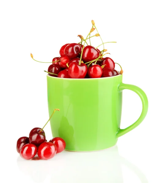 Reife rote Kirschbeeren in Tasse isoliert auf weiß — Stockfoto