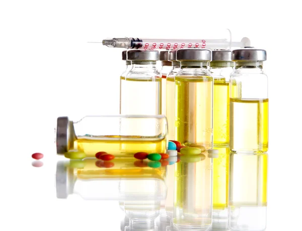 Tıp Şişeler tabletler ve üzerinde beyaz izole şırınga — Stok fotoğraf