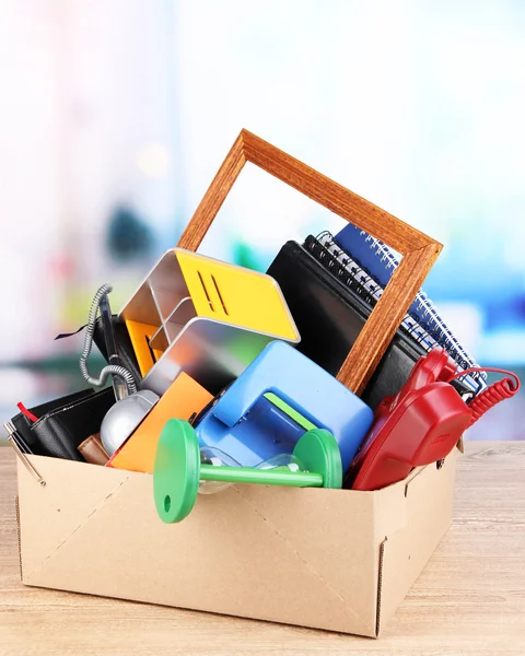 Personal property in carton on office desk — Stock Photo, Image