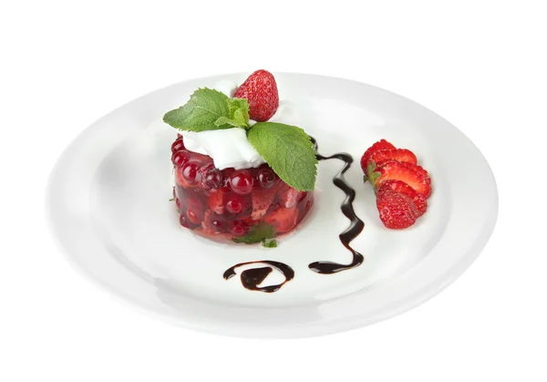 Gustoso dessert alla gelatina con bacche fresche, isolato su bianco — Foto Stock