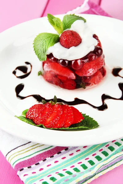 Tasty jelly dessert with fresh berries, on color wooden background — Stock Photo, Image