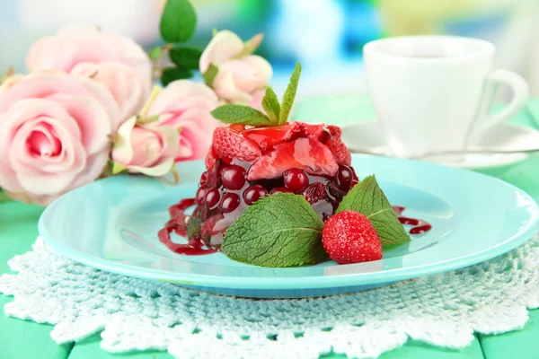 Leckeres Gelee-Dessert mit frischen Beeren, auf hellem Hintergrund — Stockfoto