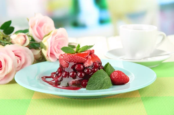 Leckeres Gelee-Dessert mit frischen Beeren, auf hellem Hintergrund — Stockfoto
