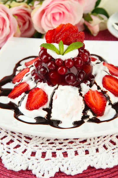 Galaretki smaczny deser z świeże jagody, na tle róż — Zdjęcie stockowe