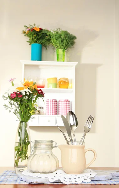 Keuken samenstelling op tafel op plank achtergrond — Stockfoto