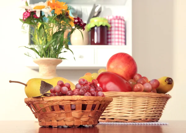 Composizione della cucina sul tavolo sullo sfondo dello scaffale — Foto Stock