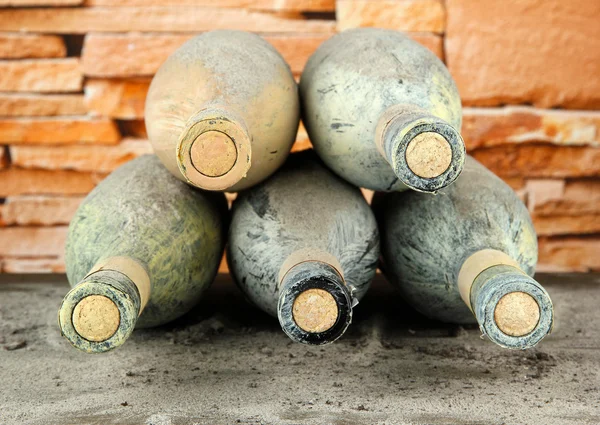 旧瓶酒，砖背景 — 图库照片