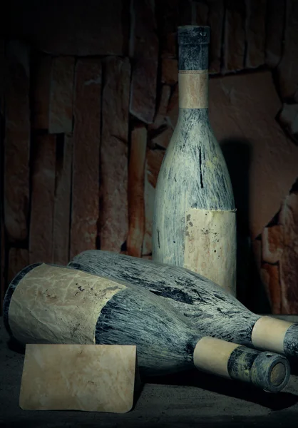 旧瓶酒在老酒窖，在黑暗的背景上 — 图库照片