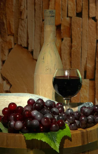 组成与旧瓶的红酒和酒杯在老酒窖，在黑暗的背景上 — 图库照片