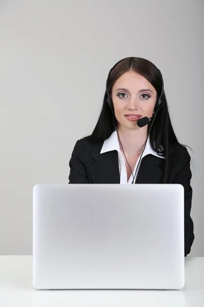Operatore di call center al lavoro, su sfondo grigio — Foto Stock