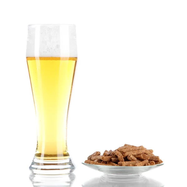 Cerveza en vaso y crutones aislados en blanco —  Fotos de Stock
