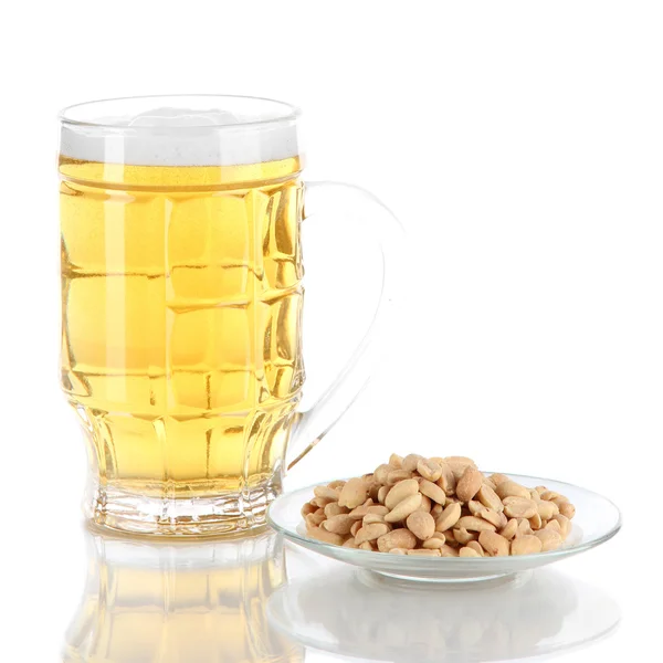 Pivní sklo a ořechy izolovaných na bílém — Stock fotografie