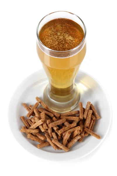 Pivo ve sklenici a krutony izolovaných na bílém — Stock fotografie