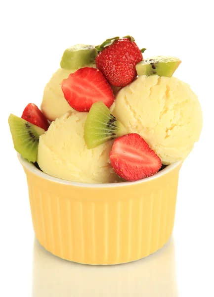 Delizioso gelato con frutta e bacche in ciotola isolato su bianco — Foto Stock