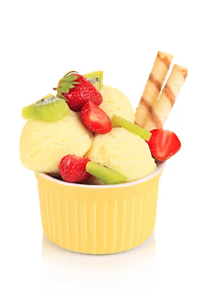 果物とボウルに白で隔離される果実のおいしいアイス クリーム — ストック写真