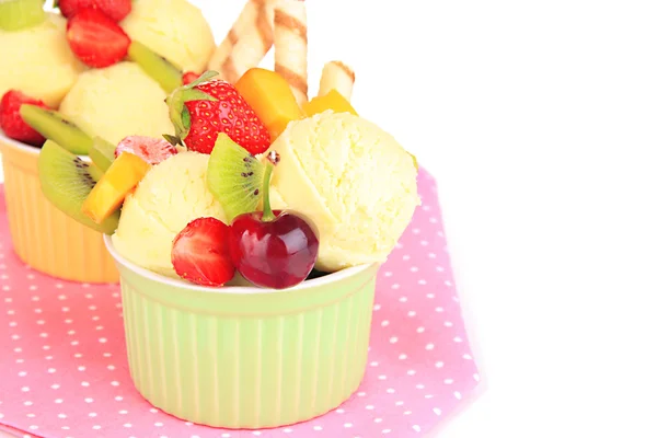 Delicioso helado con frutas y bayas en un tazón aislado en blanco — Foto de Stock