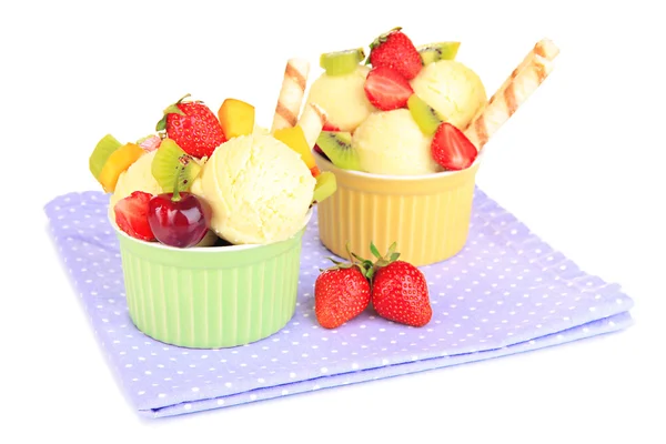 Delicioso sorvete com frutas e bagas em tigela isolada em branco — Fotografia de Stock