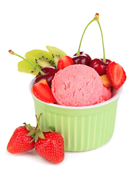 Delizioso gelato con frutta e bacche in ciotola isolato su bianco — Foto Stock