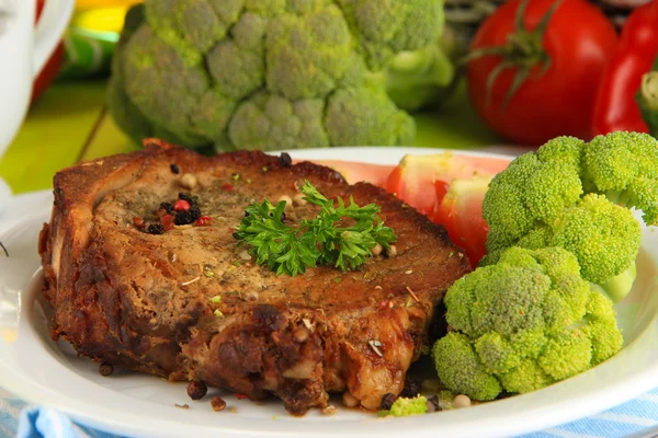 Pezzo di carne fritta sul piatto primo piano — Foto Stock