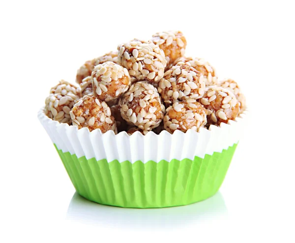 Gustose arachidi con sesamo e caramello, isolate su bianco — Foto Stock