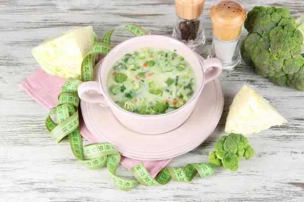 Sopa de col en plato en servilleta sobre mesa de madera — Foto de Stock