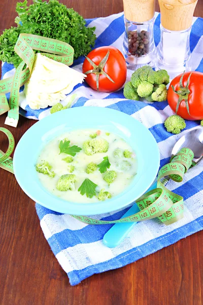 Kohlsuppe in Tellern auf Serviette auf Holztisch — Stockfoto