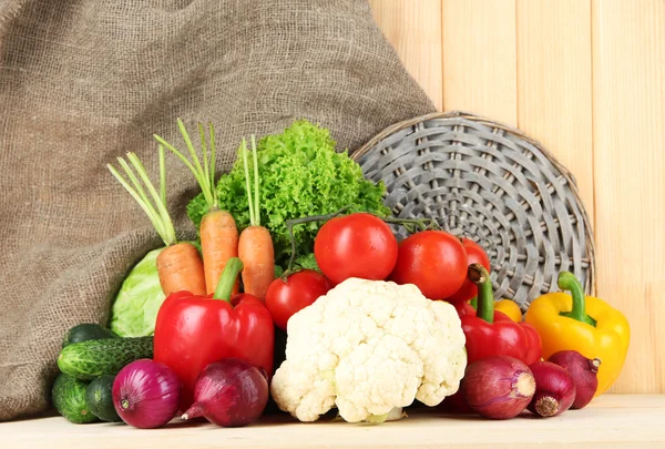 Légumes frais sur table en bois close up — Photo