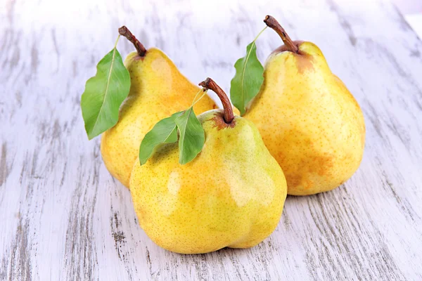 Juicy pears on table close-up — Stock Photo, Image