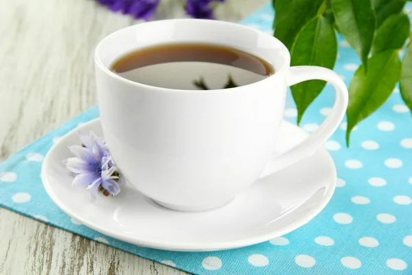 Taza de té con achicoria, sobre mesa de madera — Foto de Stock