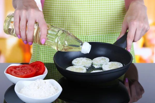 Mains faisant cuire les moelles dans une casserole dans la cuisine — Photo