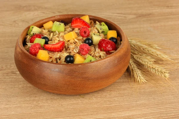 Farinha de aveia com frutas na mesa close-up — Fotografia de Stock