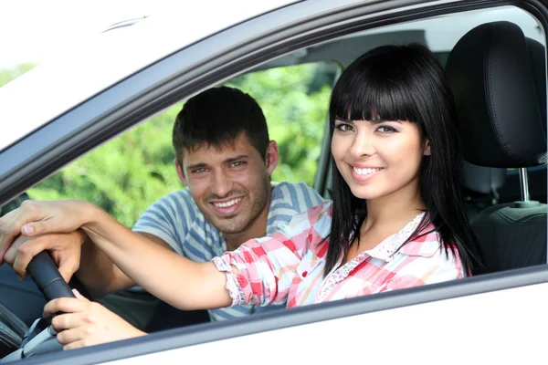 Bonito feliz jovem casal carro de condução — Fotografia de Stock