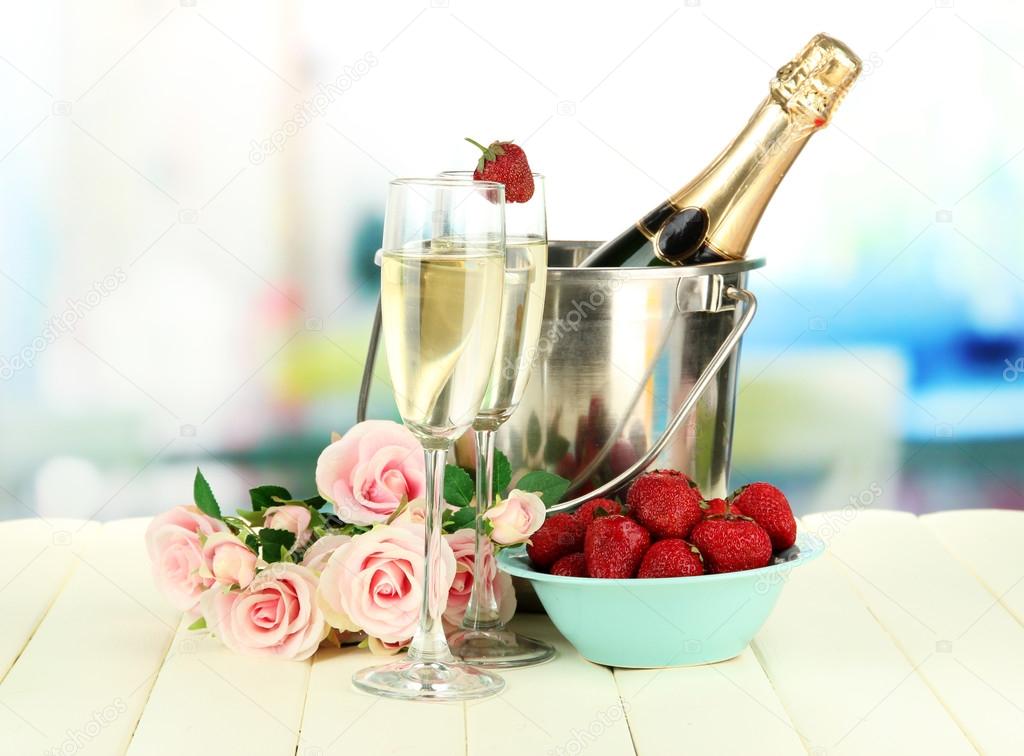 romantisches Stilleben mit Champagner, Erdbeeren und rosa Rosen auf ...