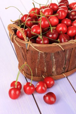 kiraz meyveleri sepeti ahşap masa üzerinde kapat